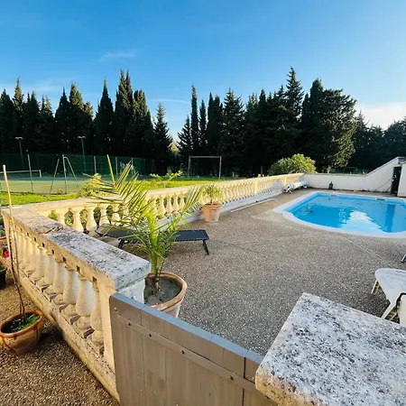 With Pool And Tennis Apartman Vallabrègues